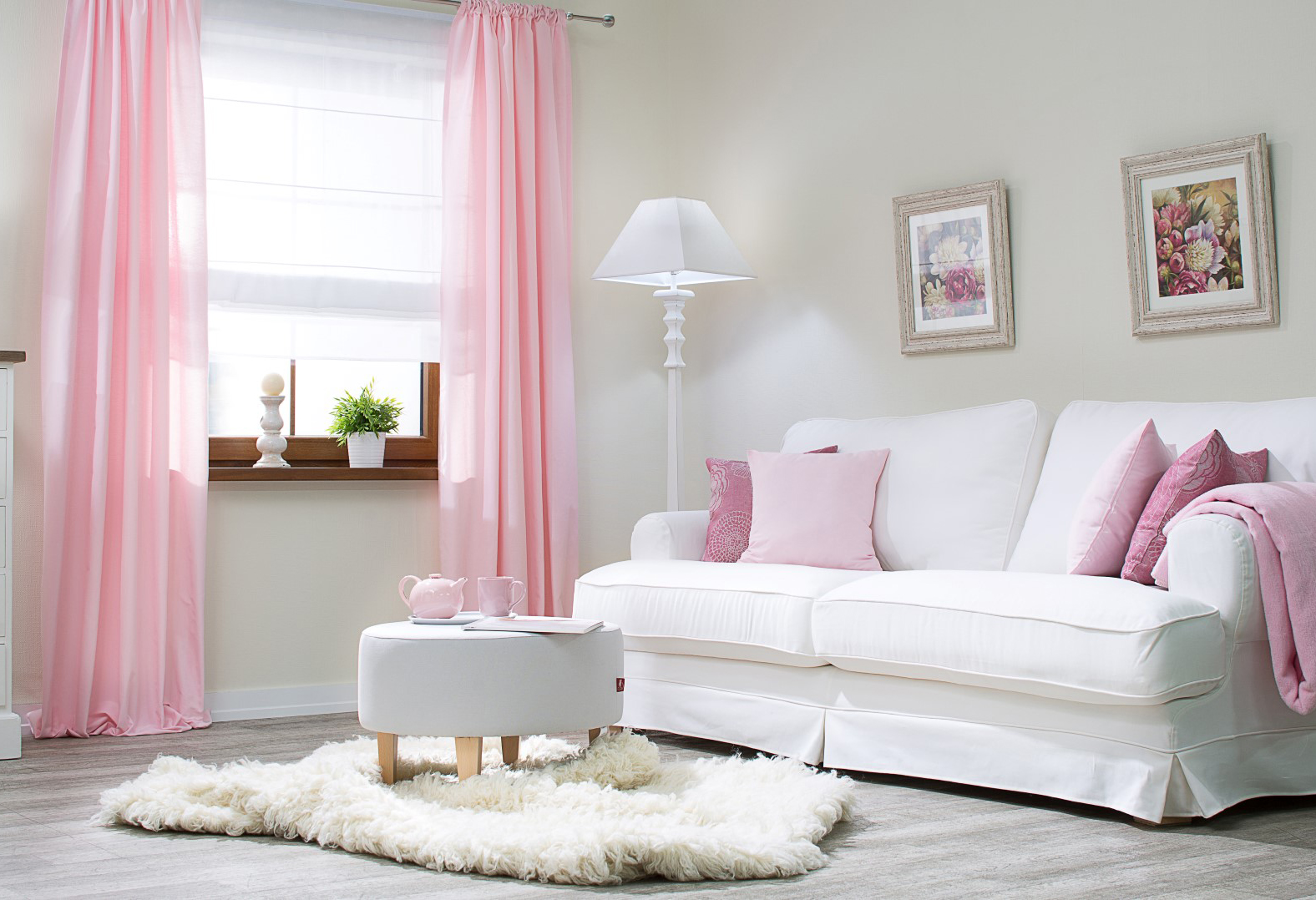 Wohnzimmer in Pastellrosa