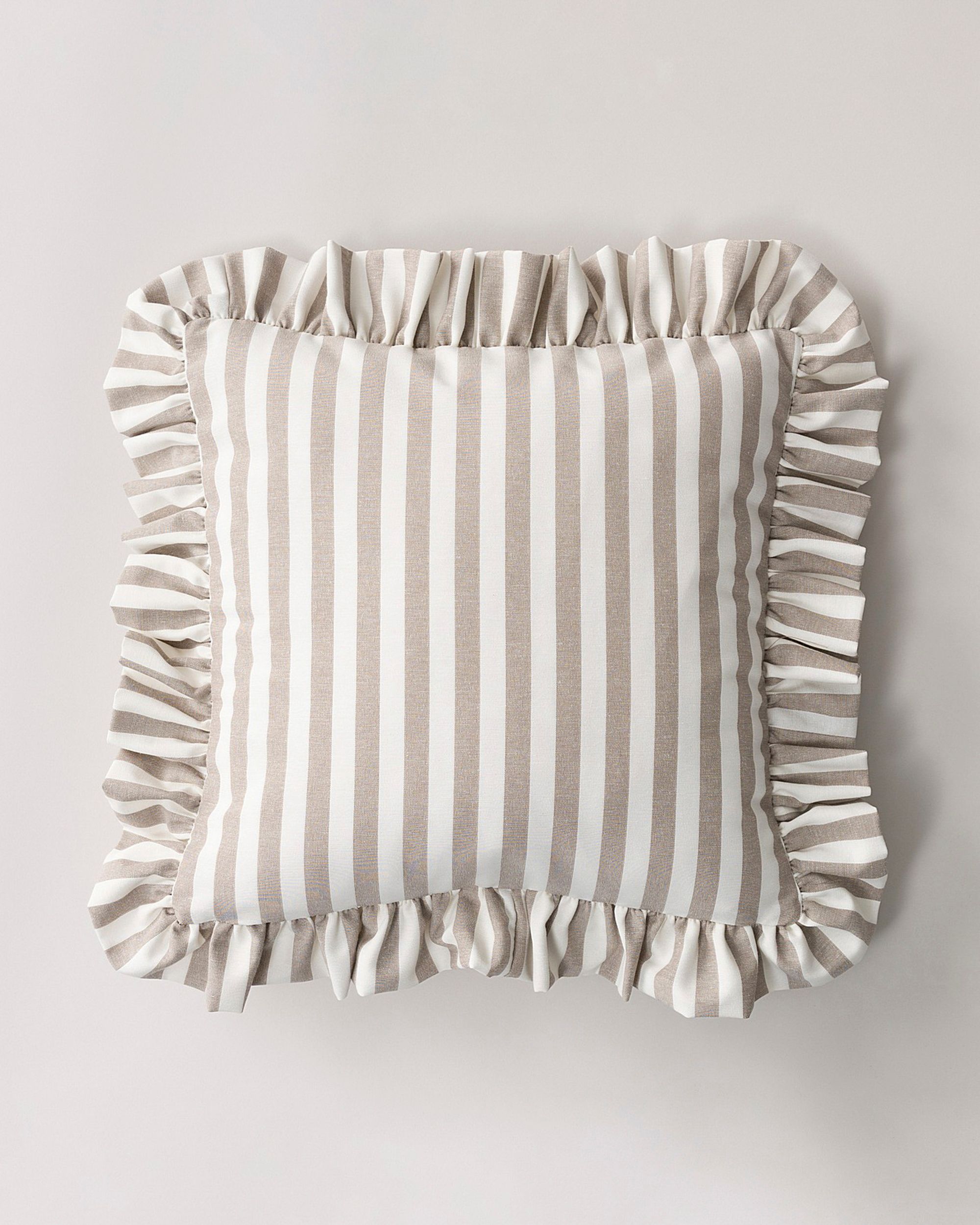 Kissenh&uuml;lle Charlotte 45x45 cm mit R&uuml;sche Farbe beige Stoff gemustert