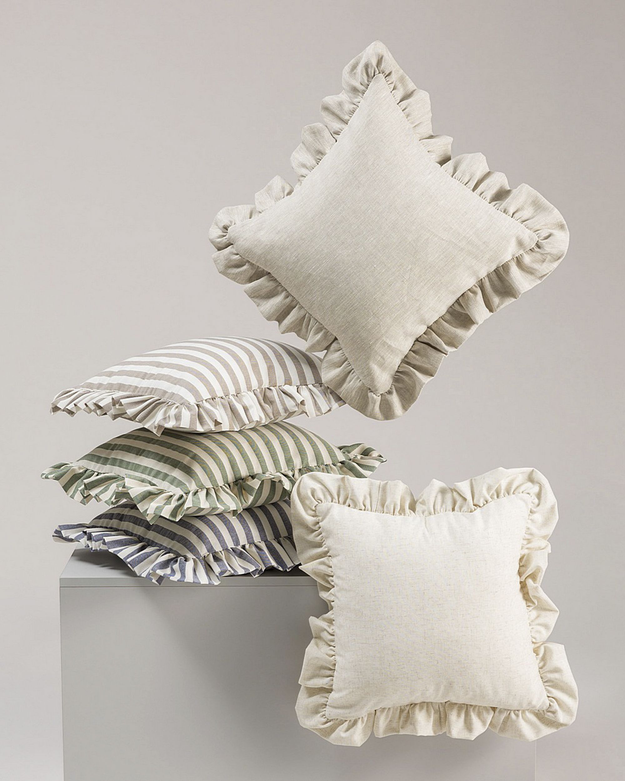 Kissenh&uuml;lle Charlotte 45x45 cm mit R&uuml;sche Farbe beige Stoff gemustert
