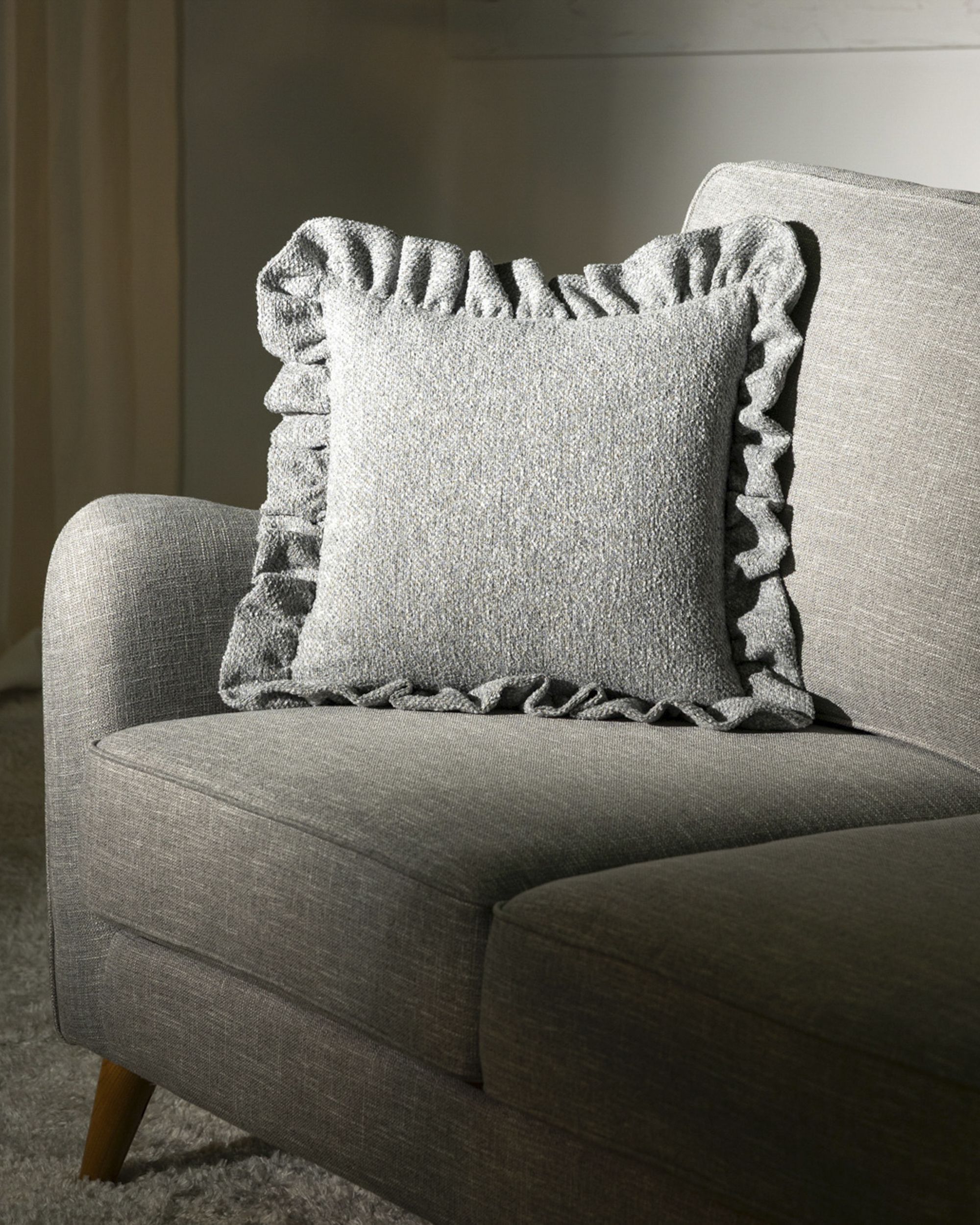 Kissenhülle Charlotte 45x45 cm mit Rüsche Farbe grau Stoff strukturiert