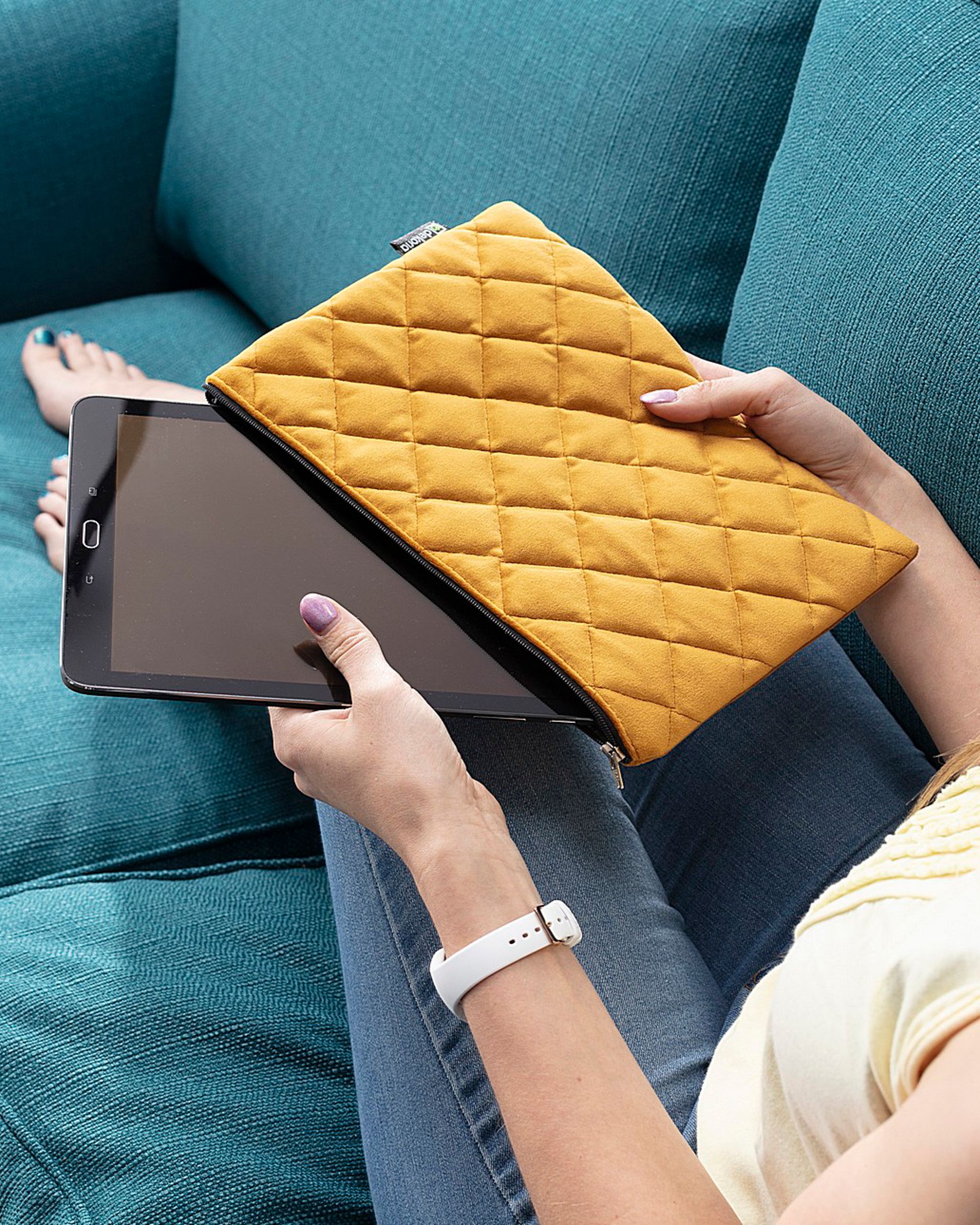Tablet-Tasche Velvet Farbe gelb Stoff glänzend, samt (hover)