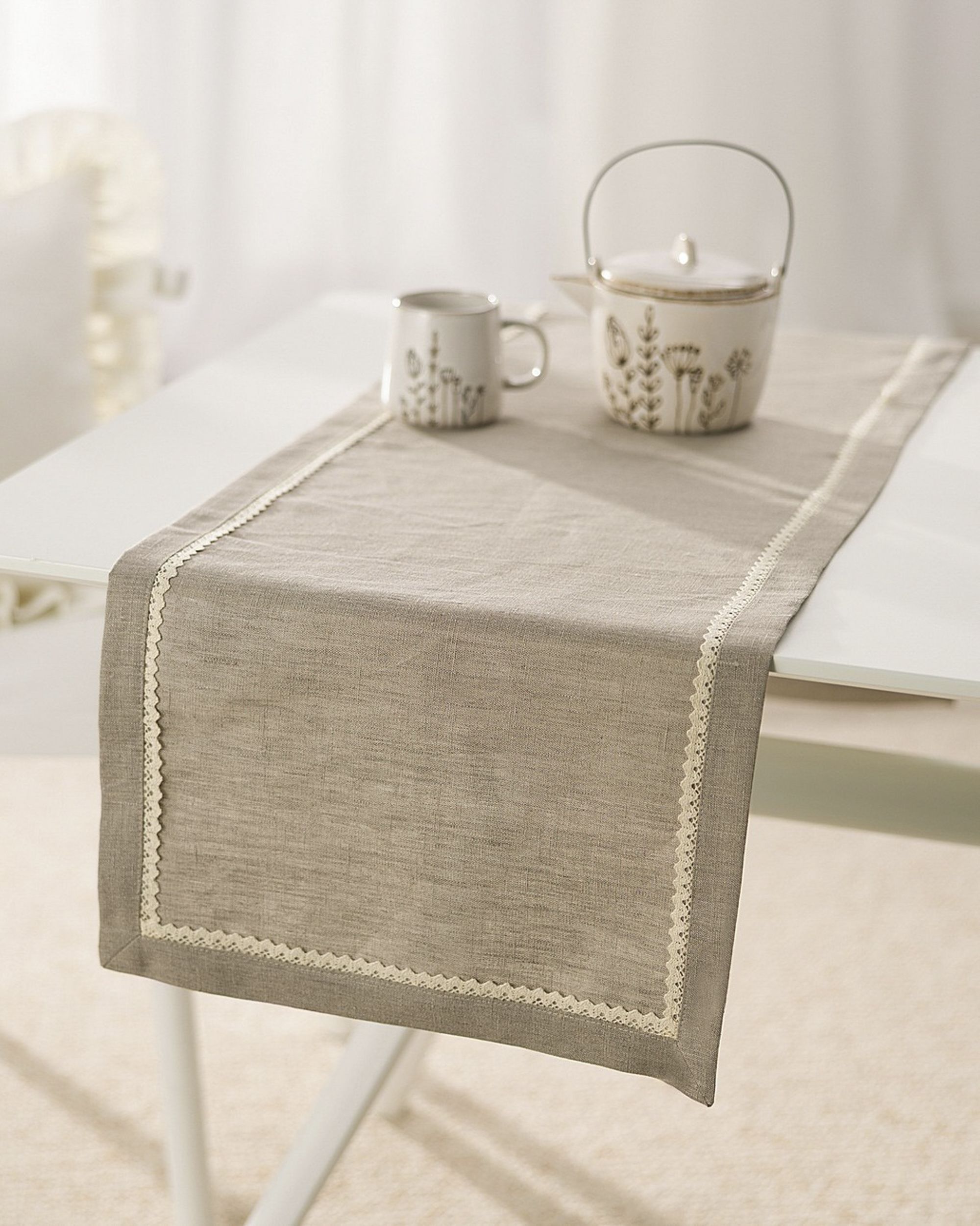 Tischläufer mit Spitze Farbe beige Stoff halbtransparent, strukturiert