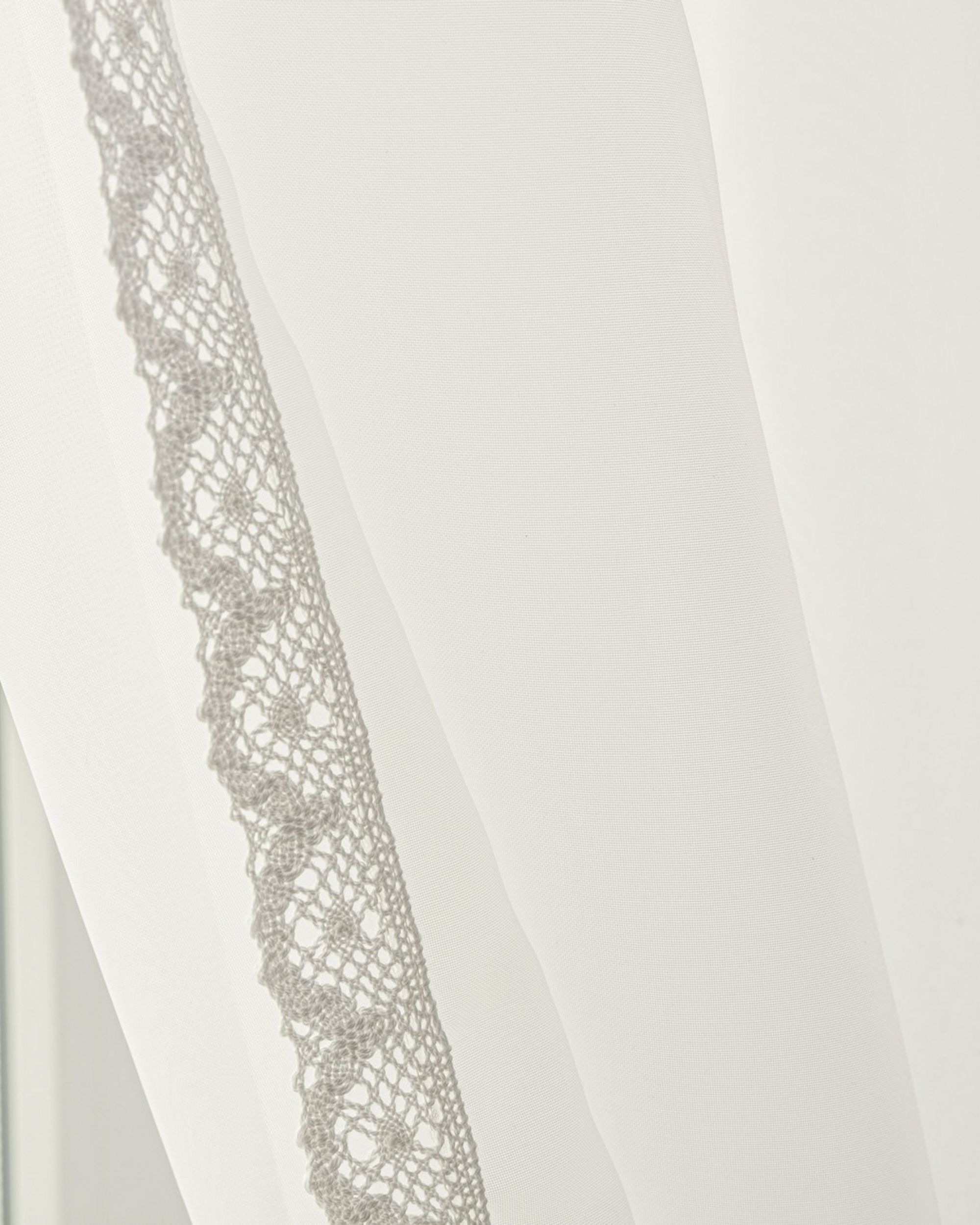 Gardinen Lily 2 Stck. aus Voile ecru mit Baumwollspitze Farbe weiß Stoff halbtransparent, glänzend (hover)