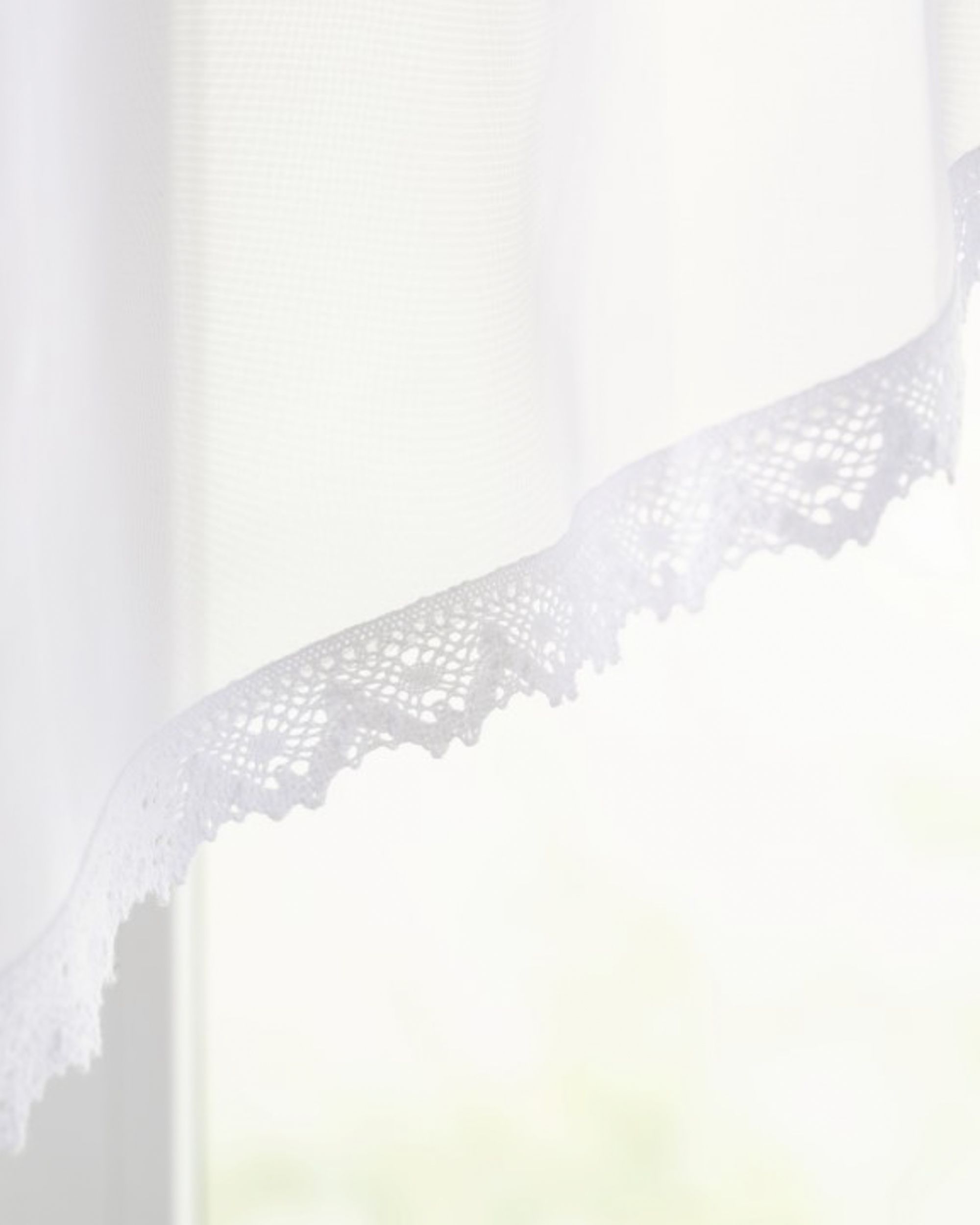 Kurzgardine Lily aus Voile weiß mit Baumwollspitze Farbe weiß Stoff halbtransparent, glänzend