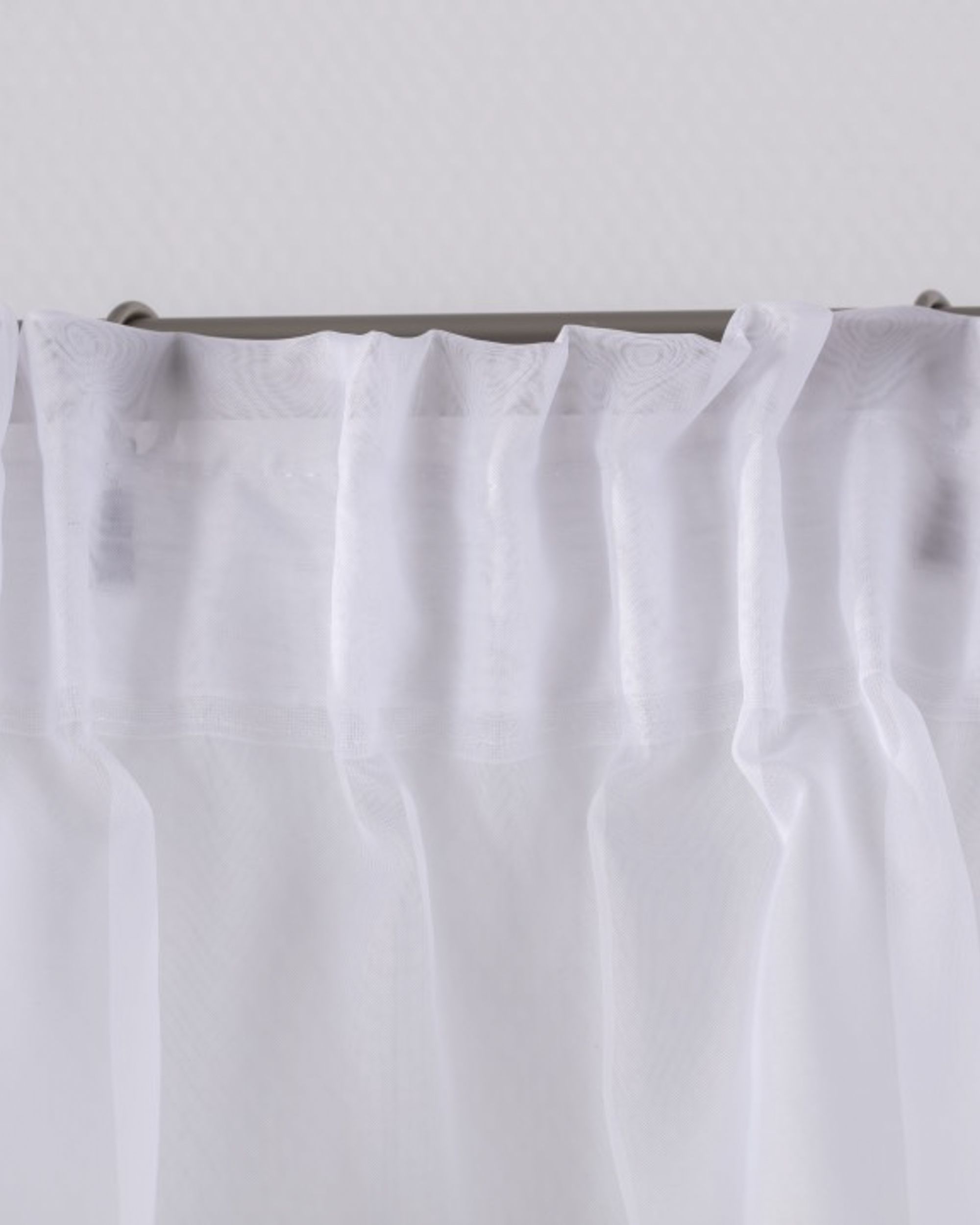 Kurzgardine Lily aus Voile weiß mit Baumwollspitze Farbe weiß Stoff halbtransparent, glänzend (hover)