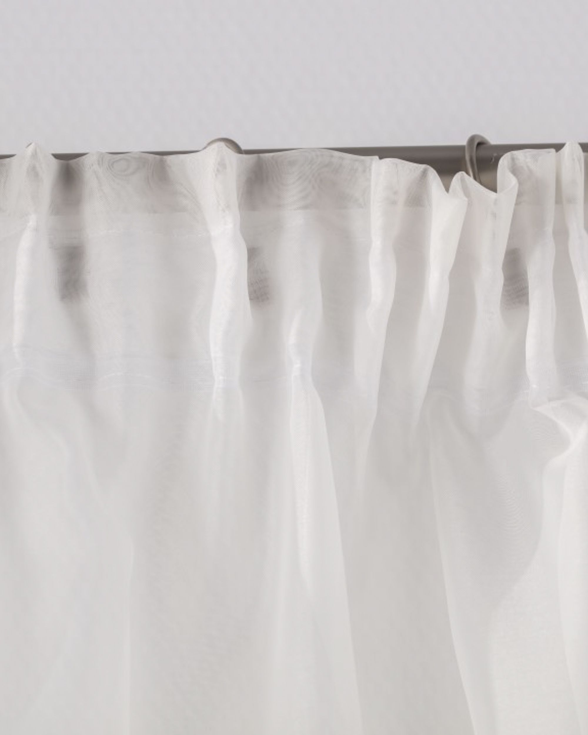 Kurzgardine Lily aus Voile weiß mit Baumwollspitze Farbe creme Stoff halbtransparent, glänzend (hover)